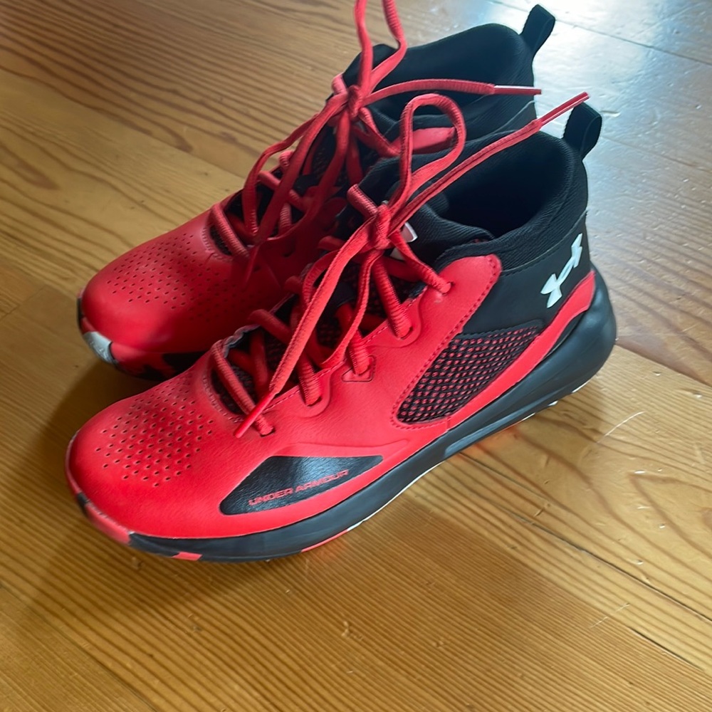 COPY - Boys Under armour basketball shoes size 4